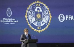 La Policía Federal se centrará en la raíz del delito, no en el síntoma, argumentó Milei