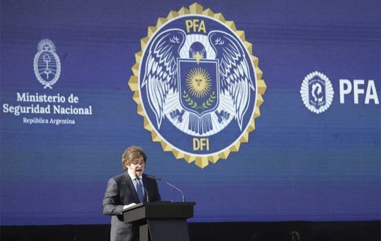 La Policía Federal se centrará en la raíz del delito, no en el síntoma, argumentó Milei