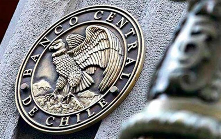 “La escalada del conflicto bélico en Oriente Medio añade más incertidumbre a este panorama”, consideró el Banco Central de Chile