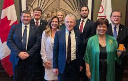 La delegación de Falkland con miembros de la sucursal canadiense de la CPA