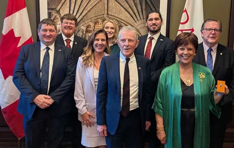La delegación de Falkland con miembros de la sucursal canadiense de la CPA