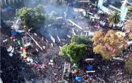 “Pueden encerrarme a mí, pero no a todos los argentinos”, insistió CFK en un mensaje de audio reproducido ante la multitud