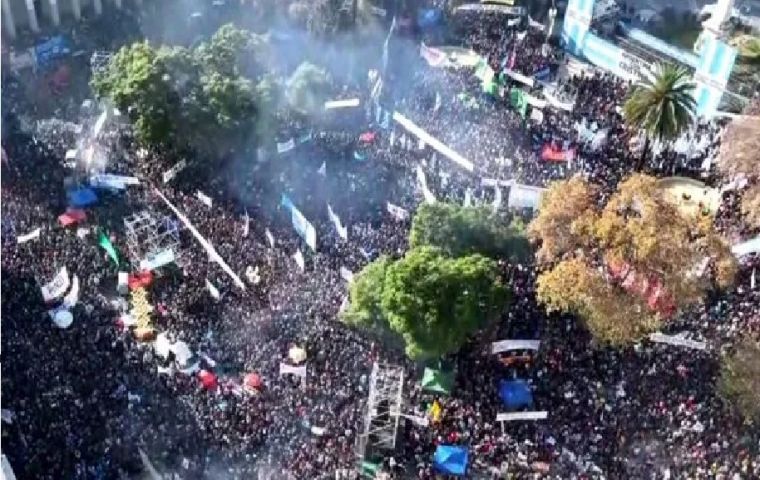 “Pueden encerrarme a mí, pero no a todos los argentinos”, insistió CFK en un mensaje de audio reproducido ante la multitud