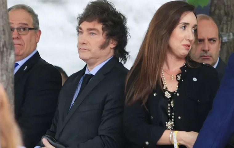 Milei habló desde la cancha de polo en Buenos Aires, alegando problemas de agenda para ir a Rosario