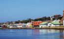   Vista de la capital Stanley sobre la ladera con sus casas de techos multicolores y jardines, cuando se ingresa desde el mar