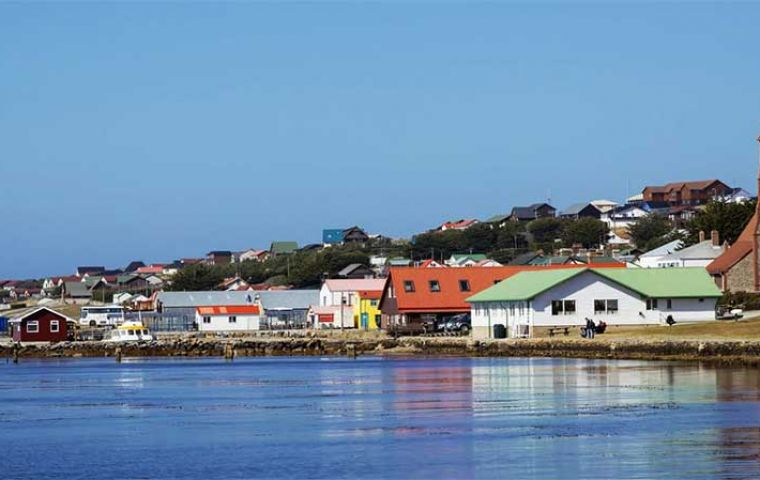  Vista de la capital Stanley sobre la ladera con sus casas de techos multicolores y jardines, cuando se ingresa desde el mar