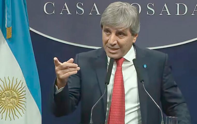 La gestión del ministro de Economía, Luis Toto Caputo, no alcanzó la meta de reservas del FMI
