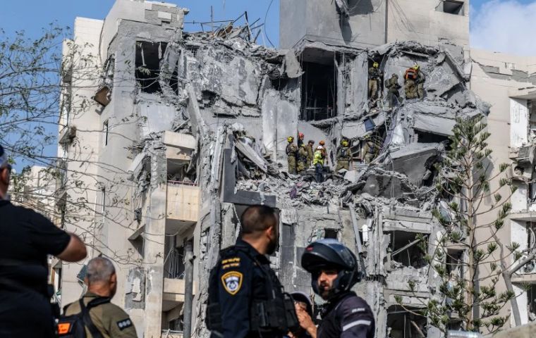 En principio, Tel Aviv estuvo de acuerdo con Trump, pero Irán continuó disparando misiles, matando al menos a cuatro personas