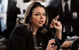 La senadora Leila Barros presidió la sesión de votación, dada su participación en la promoción de este proyecto de ley