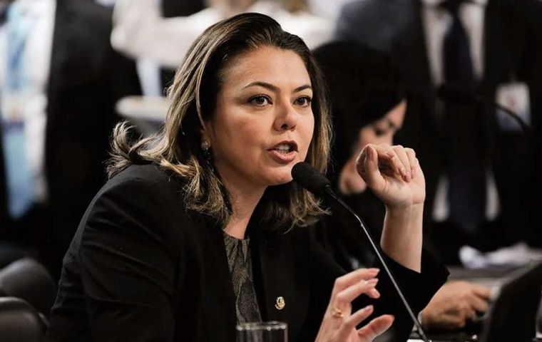 La senadora Leila Barros presidió la sesión de votación, dada su participación en la promoción de este proyecto de ley