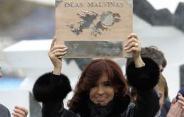 Su enfoque hacia las Falklands fue totalmente agresivo con una política permanente de acoso y desconocimiento del pueblo de las Falklands. Foto: JUAN MABROMATA/GETTY IMAGES