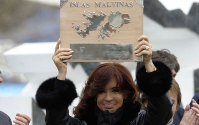 Su enfoque hacia las Falklands fue totalmente agresivo con una política permanente de acoso y desconocimiento del pueblo de las Falklands. Foto: JUAN MABROMATA/GETTY IMAGES