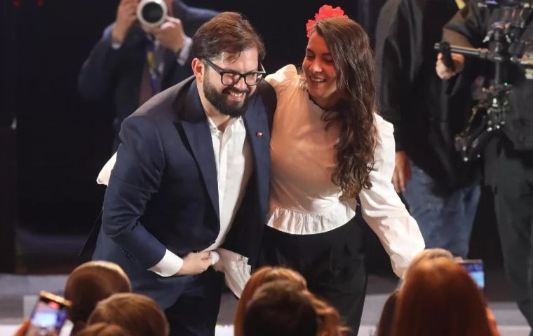 Boric comenzó a salir con Carrasco tras separarse de la ex primera dama Irina Karamanos