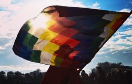 La Wiphala es un símbolo que refleja la armonía multicolor de la naturaleza, nacida de la cosmovisión de diversos pueblos indígenas y grupos sociales, argumentó el gobierno boliviano