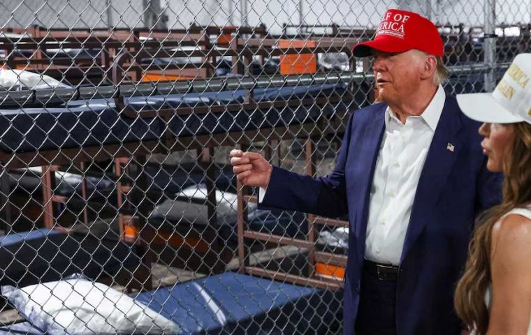 El centro de detención para inmigrantes indocumentados en Florida “tiene muchos policías con forma de caimanes”, dijo Trump