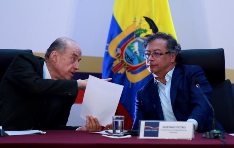La acción legal se deriva de grabaciones de audio filtradas en las que Leyva supuestamente discute estrategias para derrocar al presidente