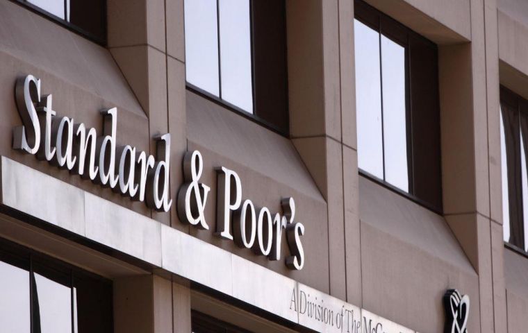 S&P no descartó nuevas rebajas en los próximos meses