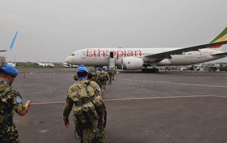 Unos 200 soldados llegan a Carrasco en un vuelo fletado de Ethiopian Airlines desde Ruanda (Foto Ejército del Uruguay)