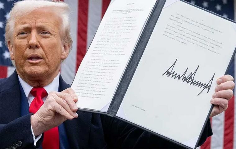 “Esta cifra del 25% es mucho menor de lo que se necesita para eliminar la disparidad del déficit comercial que tenemos”, argumentó Trump