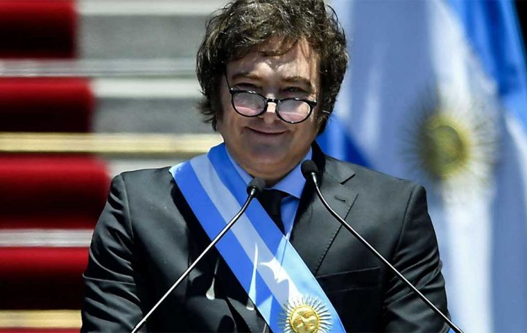El Gobierno Libertario atribuyó la decisión de último minuto al mal tiempo que afectó los vuelos