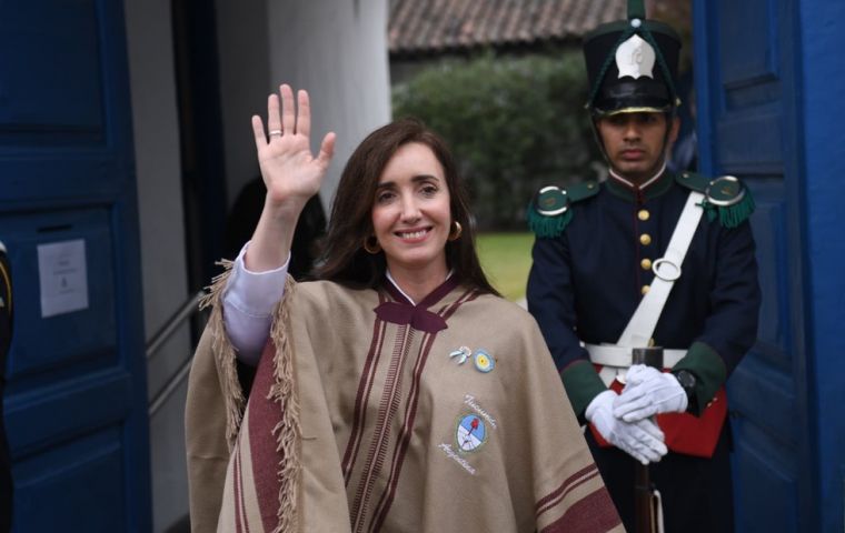 En cuanto a la niebla que afecta los vuelos, Villarruel señaló: “Salí tarde, ya había decidido venir porque he estado aquí muchas veces”.