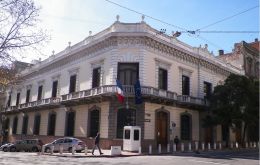 Francia admite a uruguayos con normalidad, pero no puede tramitar solicitudes de visado para estancias superiores a 90 días