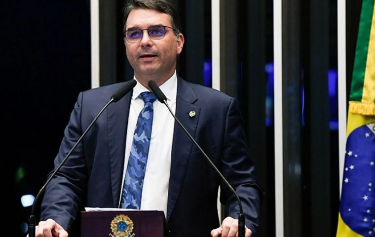 El senador Flávio Bolsonaro insistió en que una amnistía general revertiría la medida de Trump