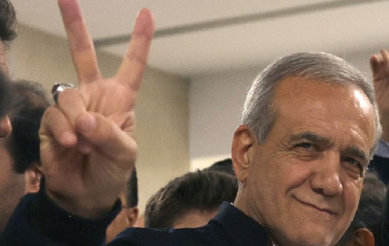 El presidente Masoud Pezeshkian admitió que sufrió heridas leves en las piernas durante un ataque aéreo israelí