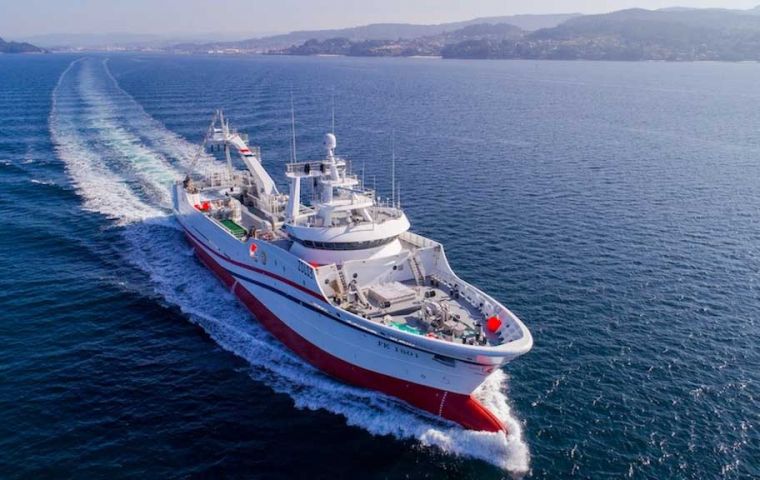 Moderno factoria 'Argos Cies' (IMO: 9818644) que opera en JV con bandera de las 'Falkland Islands'.