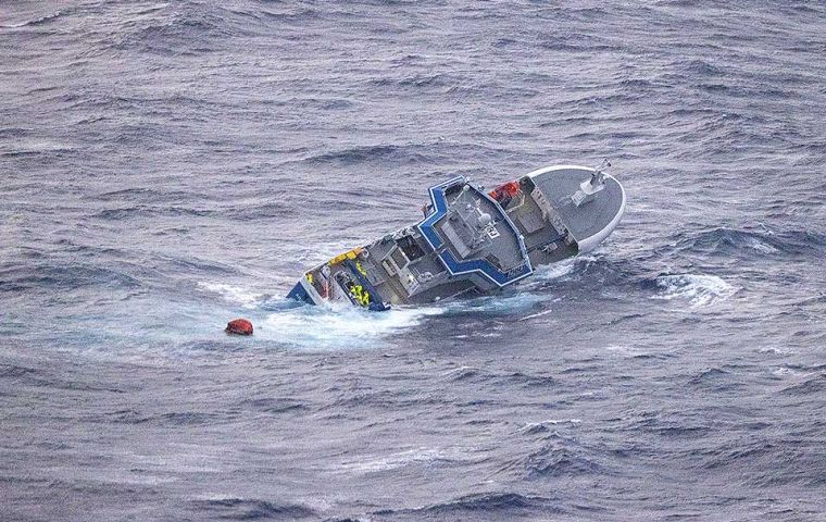 El Argos Georgia se escoró seriamente antes de naufragar (Foto RAF)