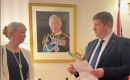 La gobernadora saliente durante la recepción a su honor en tanto el legislador Mark Pollard la felicita por su desempeño