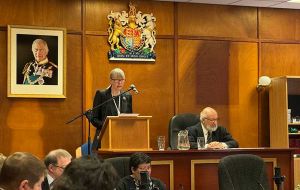 Alison Blake se dirige a la Asamblea Legislativa para brindar su último discurso ante dicho cuerpo