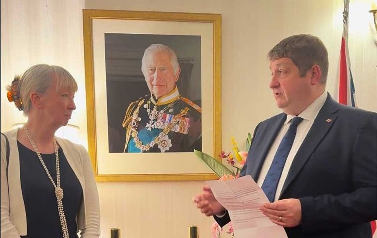 La gobernadora saliente durante la recepción a su honor en tanto el legislador Mark Pollard la felicita por su desempeño