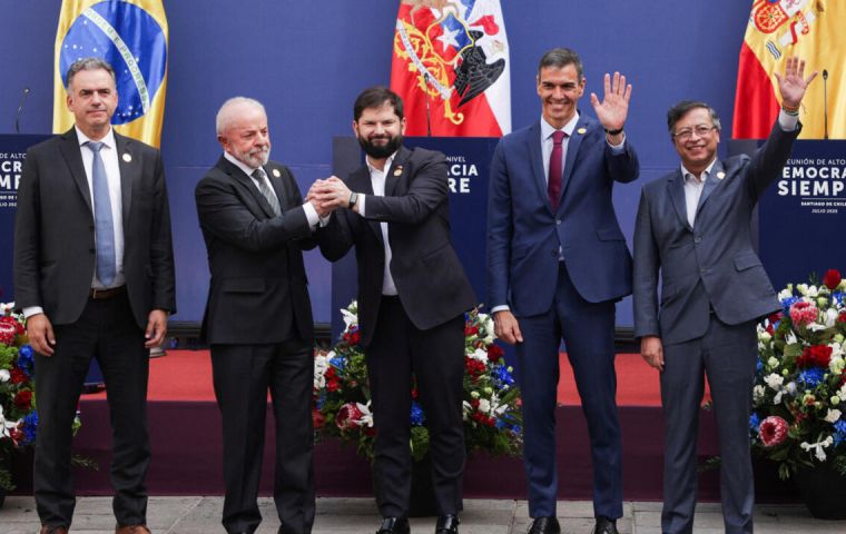 “Nunca es mal momento para fortalecer la democracia”, subrayó Boric
