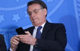 Bolsonaro exhibió su tobillera electrónica durante su visita a la Cámara de Diputados