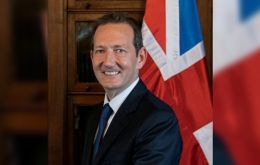 Colin Martin-Reynolds además de gobernador de las Falklands es Comisionado para las islas de Georgia del Sur y Sándwich del Sur