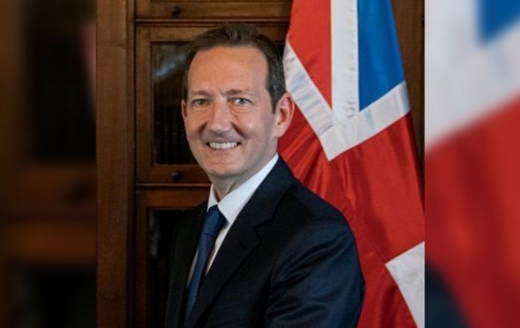 Colin Martin-Reynolds además de gobernador de las Falklands es Comisionado para las islas de Georgia del Sur y Sándwich del Sur
