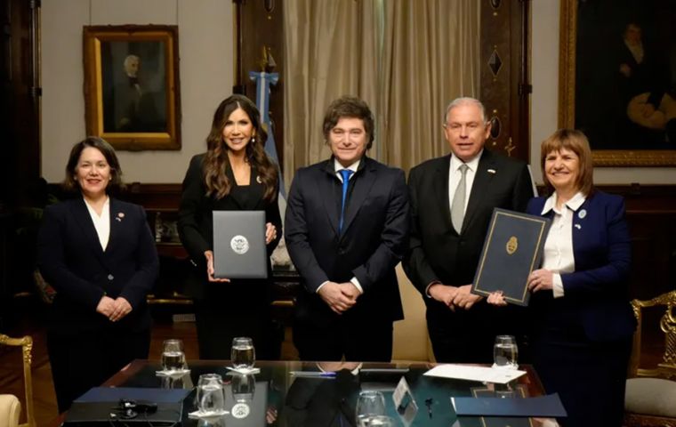 Noem no prevé que Argentina ingrese al programa de exención de visas en menos de un año