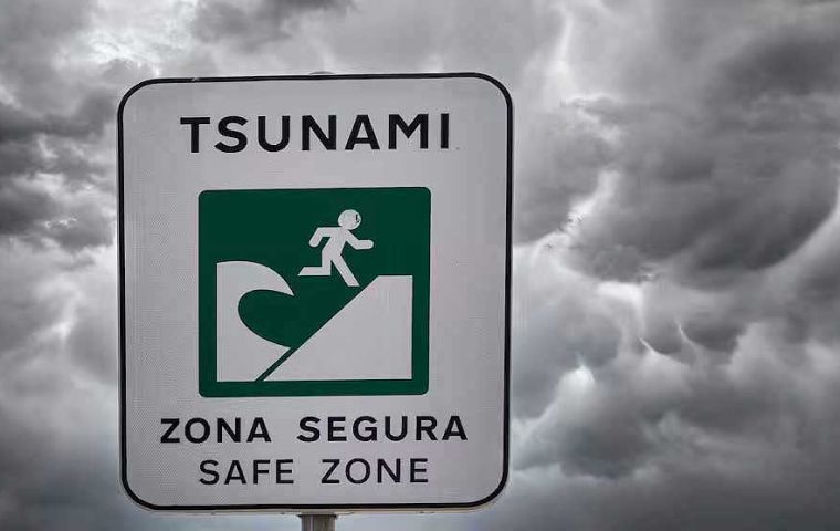 Se espera que las olas lleguen a Chile continental entre la 1 y las 3 de la tarde