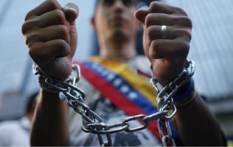 Molano instó a la cooperación internacional para presionar a la “dictadura de Maduro” a liberar a todos los presos políticos