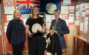 Previo a su partida de las Islas, al ex Gobernadora dono su uniforme al Museo de Falklands y custodio del patrimonio histórico de las Falklands   