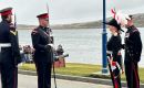 Previo a su partida de las Islas, al ex Gobernadora dono su uniforme al Museo de Falklands y custodio del patrimonio histórico de las Falklands   