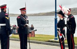 Previo a su partida de las Islas, al ex Gobernadora dono su uniforme al Museo de Falklands y custodio del patrimonio histórico de las Falklands   