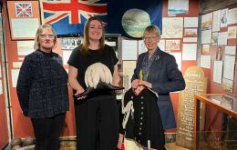Previo a su partida de las Islas, al ex Gobernadora dono su uniforme al Museo de Falklands y custodio del patrimonio histórico de las Falklands                               