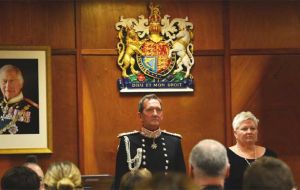 Una semana después de asumir como gobernador de las Islas Falkland, Colin Martin-Reynolds participó de la ceremonia oficial con el uniforme de gala completo.