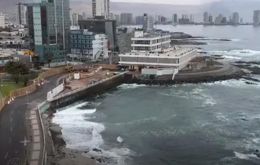 Otras zonas fueron declaradas bajo estado de “precaución” y se recomendó a la población mantenerse alejada de las costas
