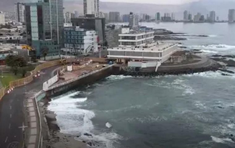 Otras zonas fueron declaradas bajo estado de “precaución” y se recomendó a la población mantenerse alejada de las costas