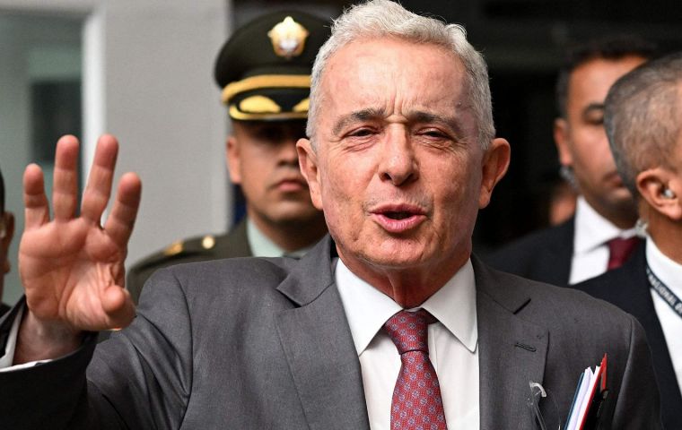 El exmandatario también defendió a su abogado Diego Cadena, condenado por ofrecer beneficios judiciales a testigos a cambio de versiones favorables