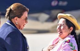 Castro (izq.) fue recibida por la ministra de Relaciones Exteriores Sosa