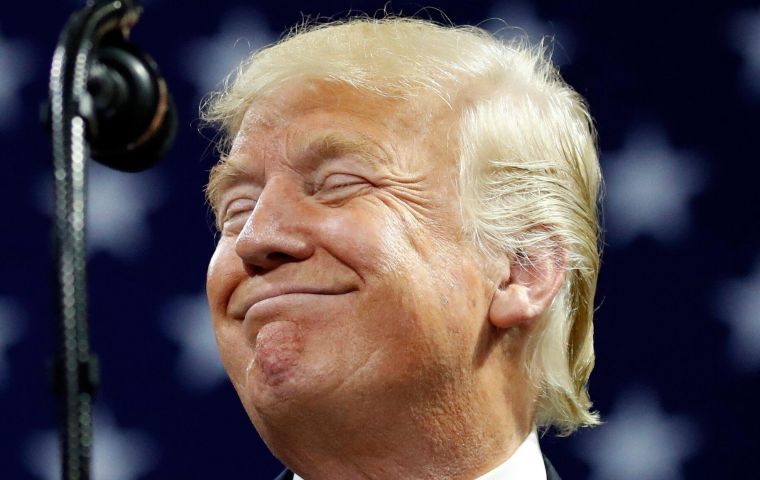 Trump amenaza con poner aranceles del 100% a países que mantengan sus relaciones comerciales con Rusia